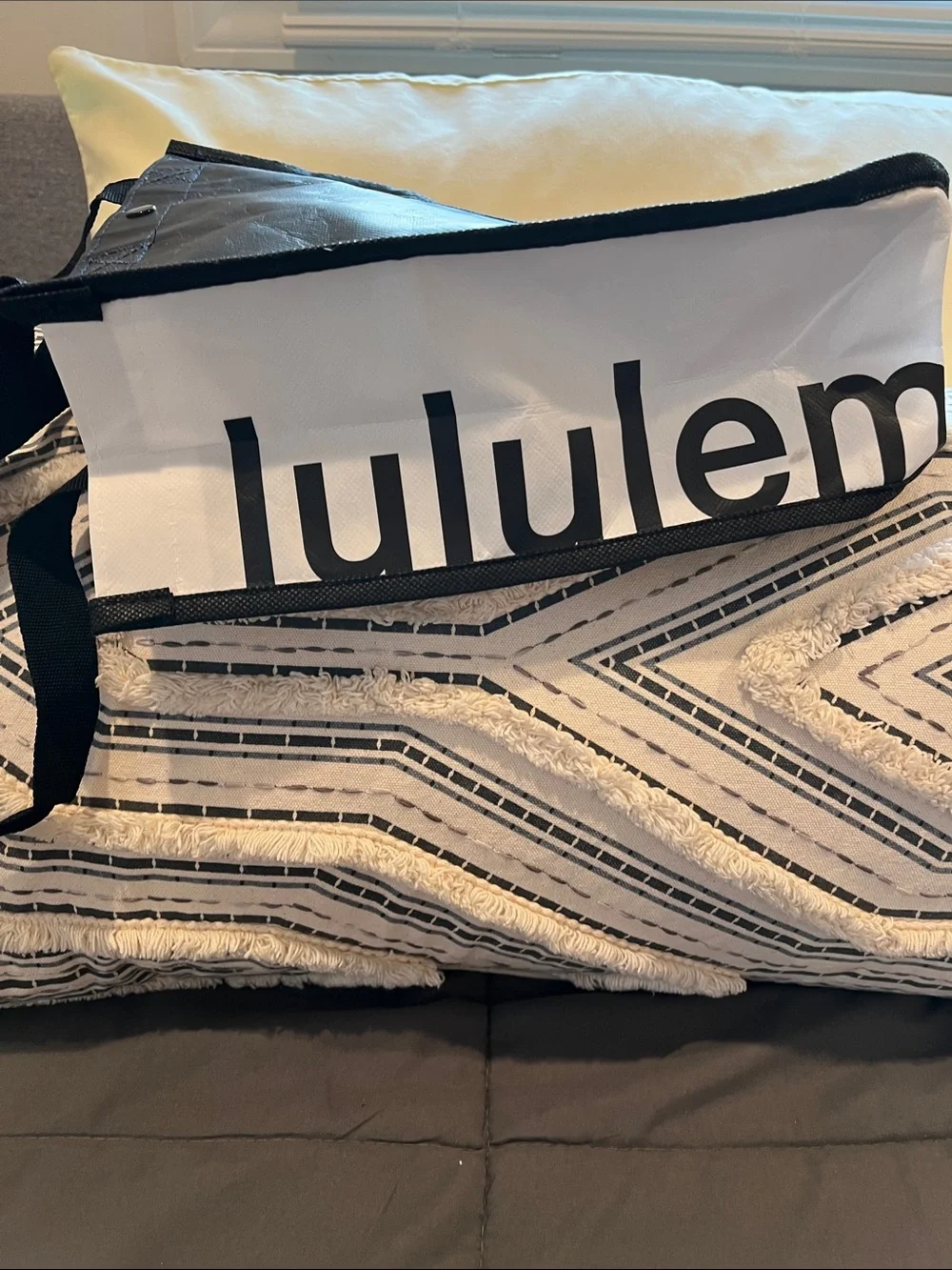 Lululemon Bag & Athletic Apparel SZ M - Picture 4 of 16